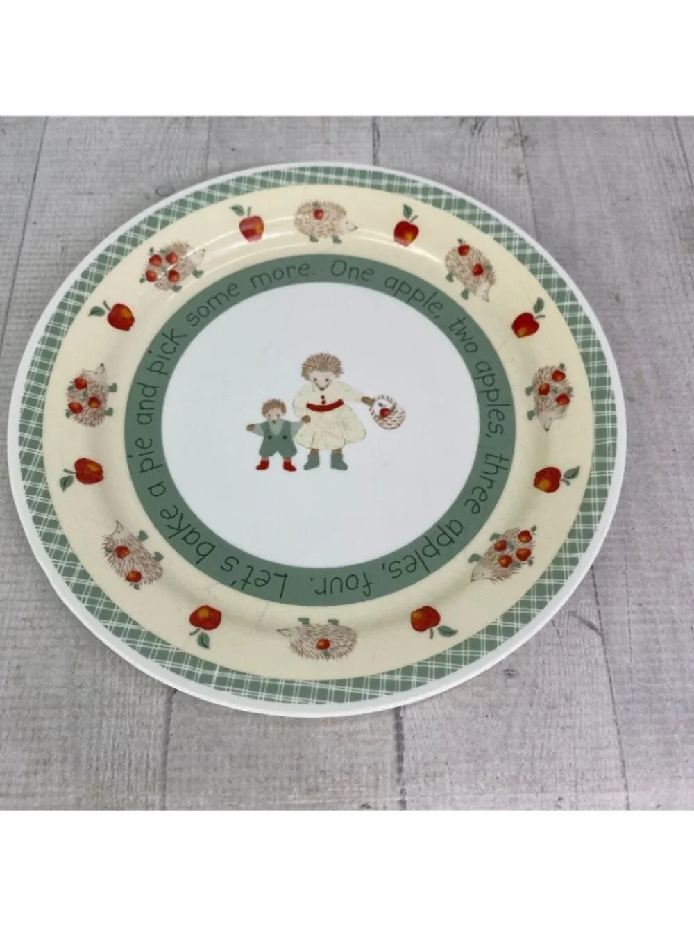 Corelle Red APPLE Hedgehog Break Chip Resistant Green Woven Lunch Plates Set 4